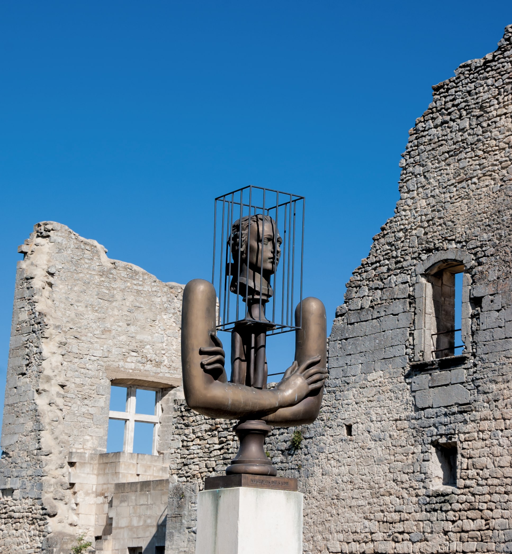 Estatua del Marqués de Sade cerca de las ruinas de su castillo en Lacoste, Francia. El término sádista y sádico derivan del nombre del Marqués de Sade. Fotográfia por Elena Dijour/ Shutterstock.com